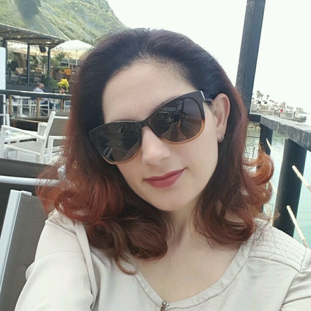 Meet your Posher, Emanuela